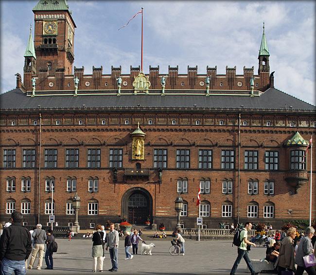 raadhus_2288 kopi.jpg - Vi syner ikke af meget foran Københavns rådhus, men man kan ikke gemme sig med to samojeder
